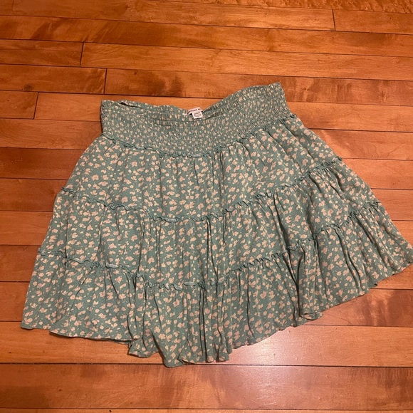 American Eagle Outfitters Floral Skater Skirt in Green and Cream - Picture 1 of 1